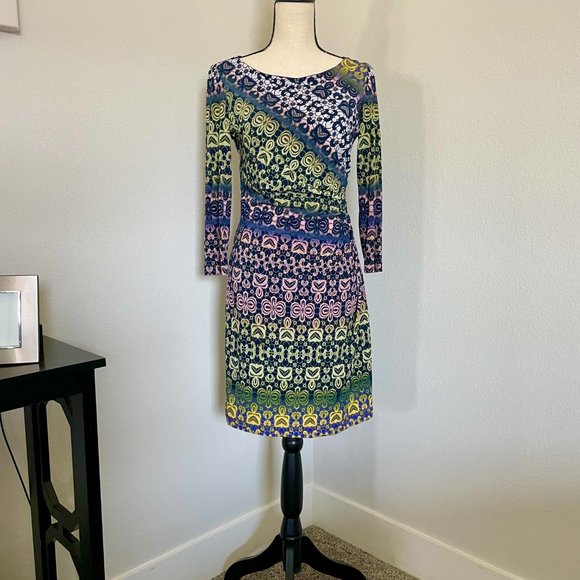 Muse Dresses & Skirts - Figure flattering Muse dress
